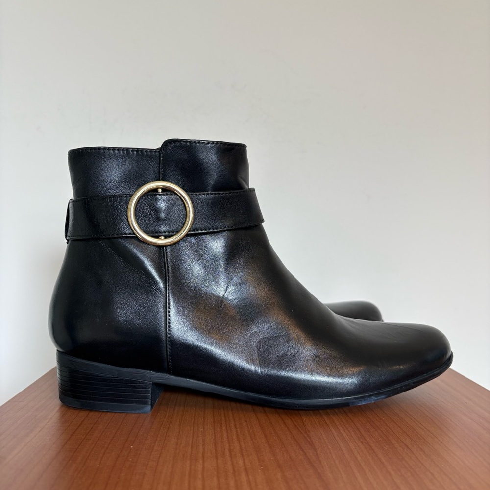 Trotters Melody Buckle Ankle Booties Boots in Black Women's size 9 Narrow